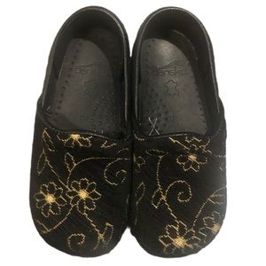 DANSKO -embroidered floral pattern Girls toddler size 28 EU or US size 11 mule.